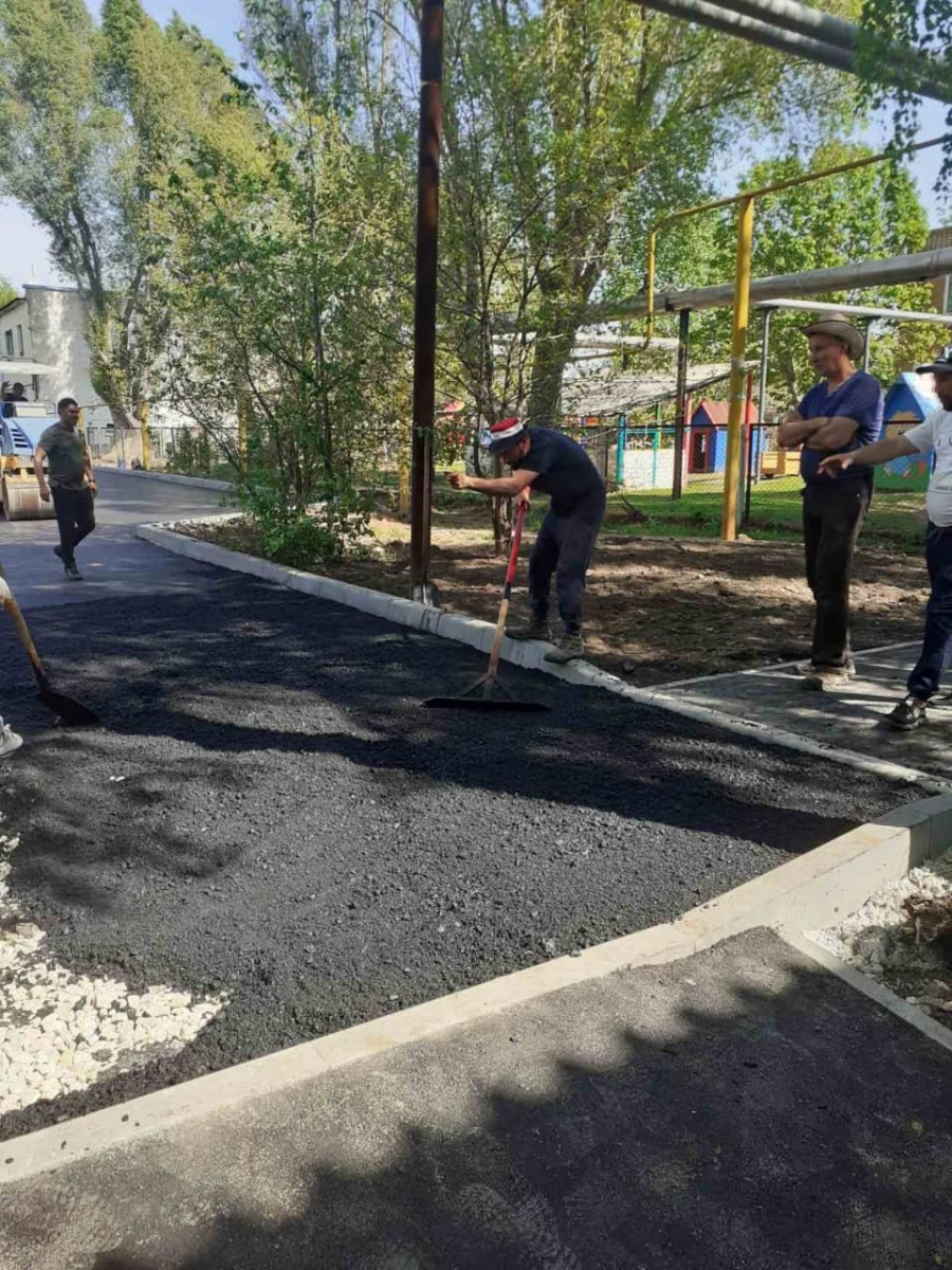 В поселке Усть-Кинельский благоустраивают две дворовые территории |  02.05.2023 | Кинель - БезФормата